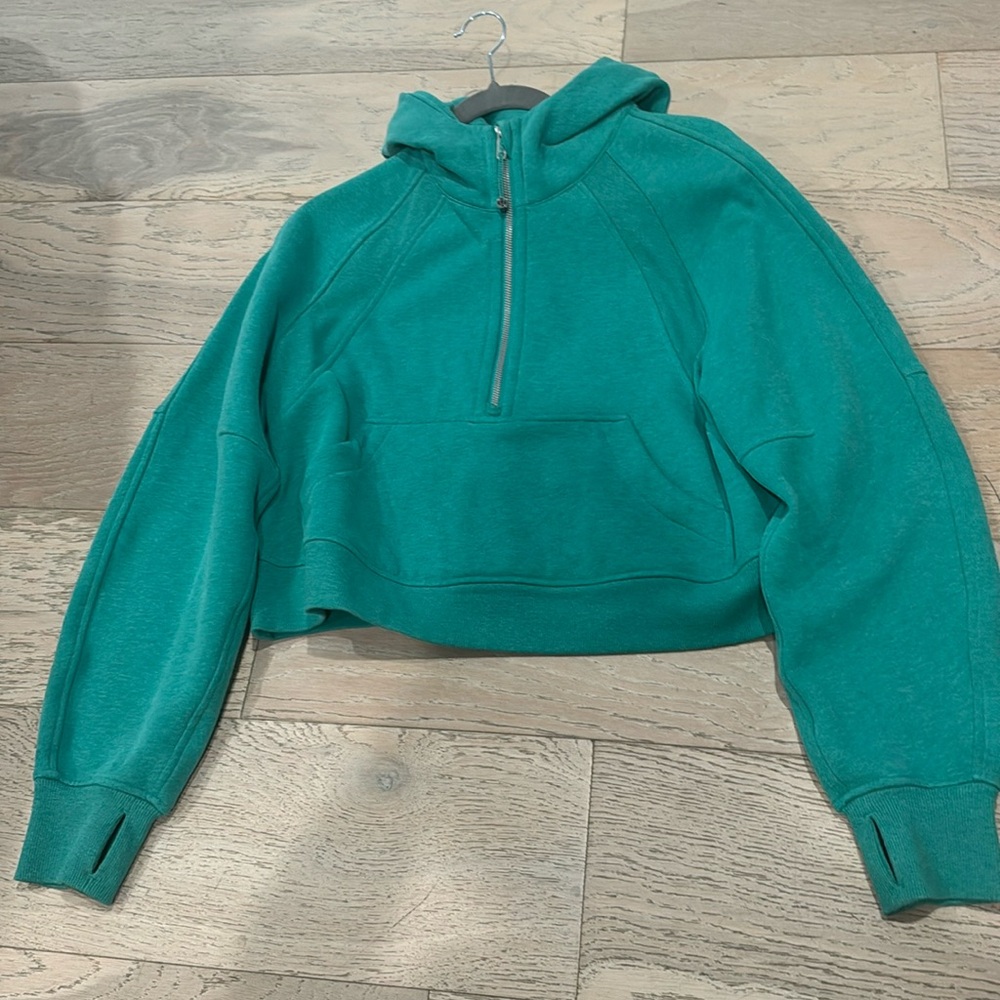 lululemon scuba in Xs/S!! Amazing condition!